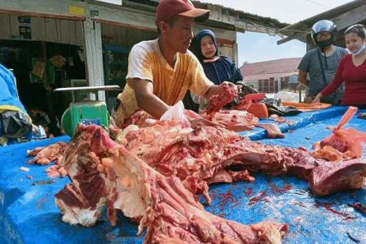 WartaPKU.com Budaya Makan Lontong Berlauk Rendang Saat Idul Fitri Dongkrak Harga Daging Sapi di Pekanbaru