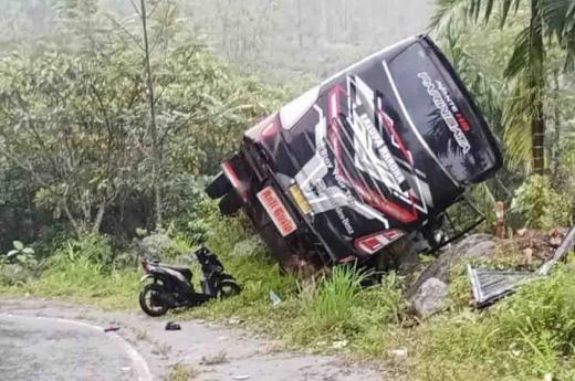WartaPKU.com Bus Tujuan Palembang Rem Blong di Agam, Disusul Sedan Tabrak Pemotor