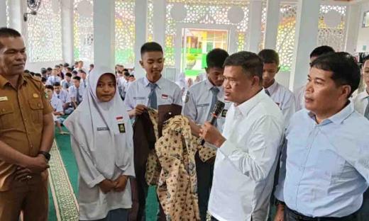 WartaPKU.com Khairuddin Simanjuntak Bagikan 4.600 Seragam Gratis untuk Siswa Pasaman