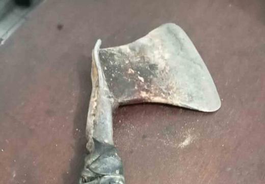 WartaPKU.com Sekamar dengan Istri Orang hanya Pakai Sarung, Pria di Riau Dibacok Pakai Kapak